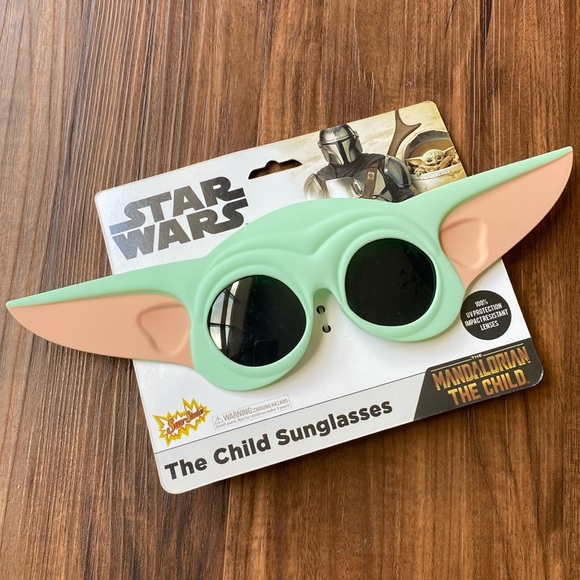Star Wars Character Sunglasses - fits Child - Picture 1 of 6